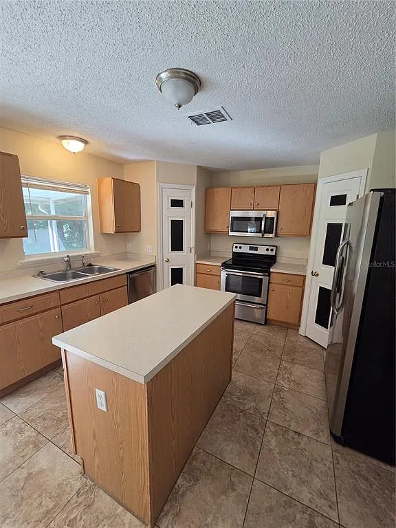 4 bed, 2.5 bath, 2256 sqft, $2,200 — Photo 4