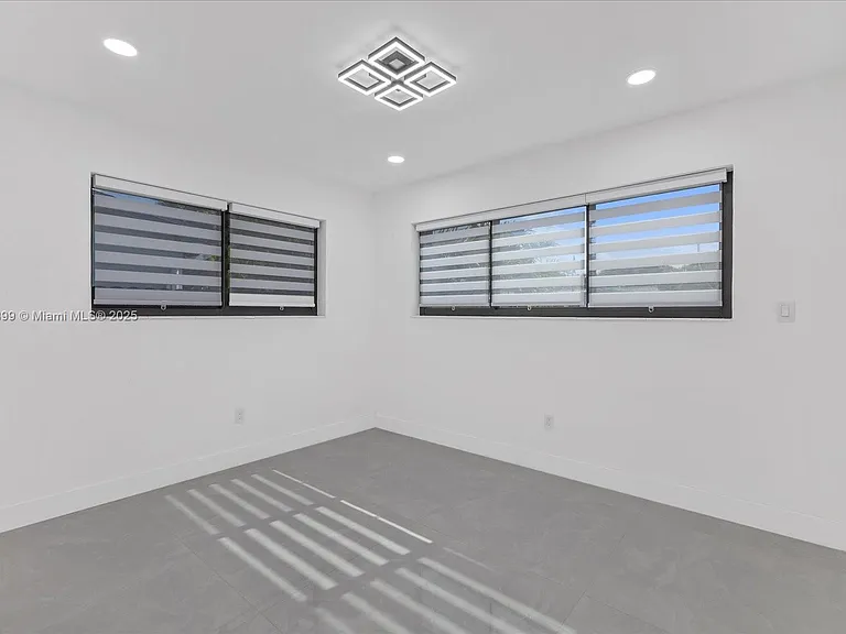 19511 NE 18th Pl — Photo 18
