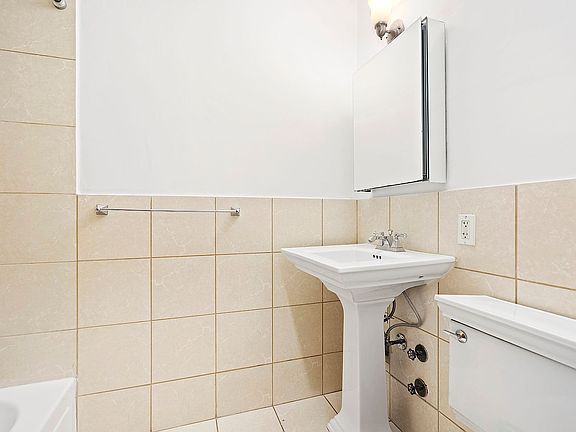 4th image of 1677 8th Ave APT 1R
