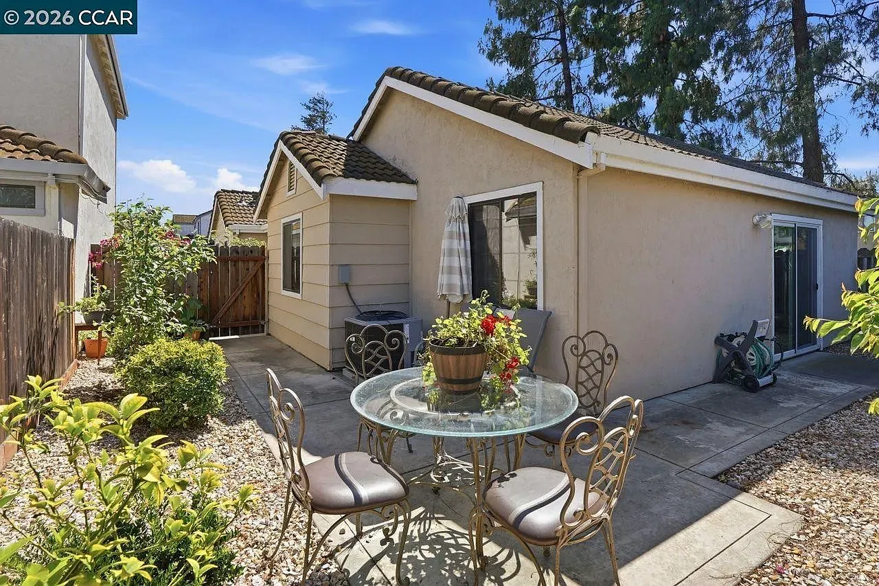3 bed, 1330 sqft, $3,000 — Photo 3