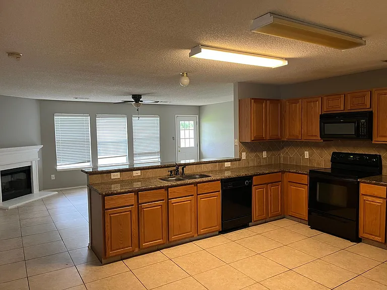 4405 Carriage Lane Cir — Photo 23