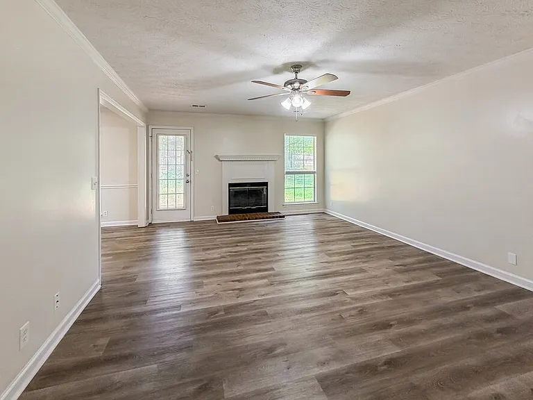 104 Carolina Ct — Photo 4