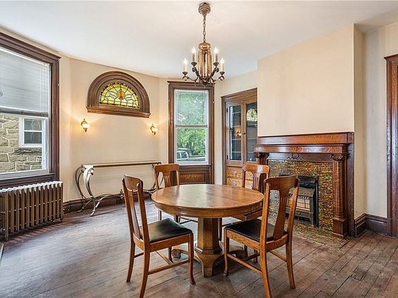 5th image of 323 Lincoln Ave