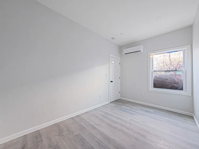 224 Amber St — Photo 11
