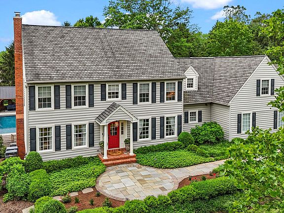 3rd image of 4716 Essex Dr