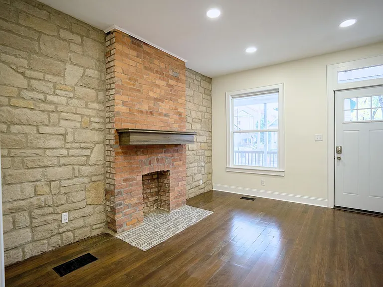 142 E Maynard Ave — Photo 3