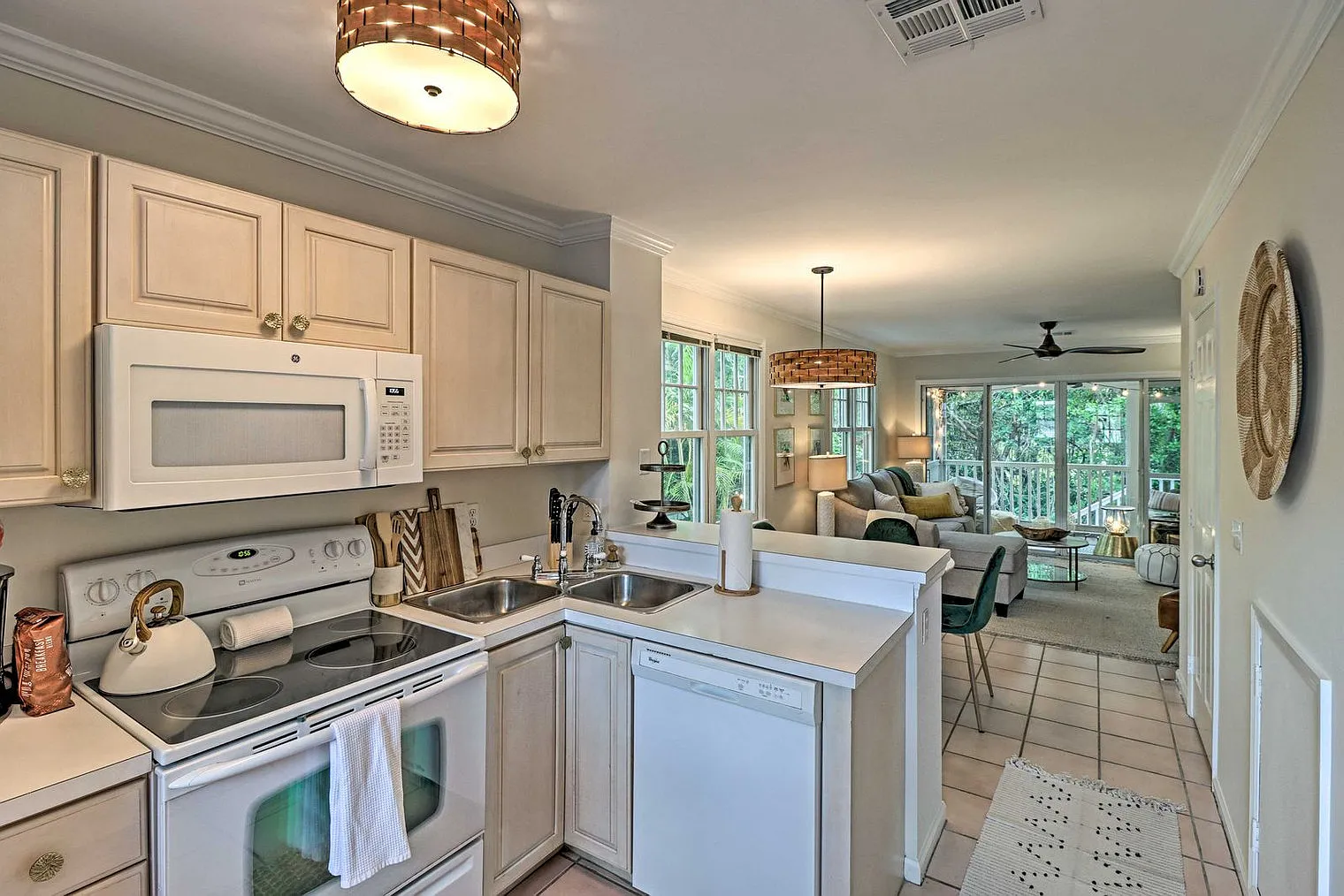 2 bed, 1.0 bath, 796 sqft, $9,148 — Photo 4