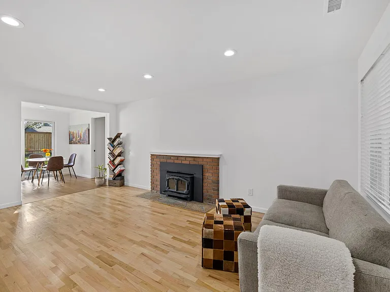 22 223rd St SW — Photo 4