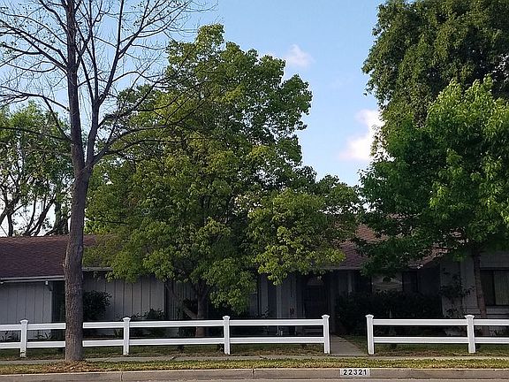 3rd image of 22321 Vanowen St