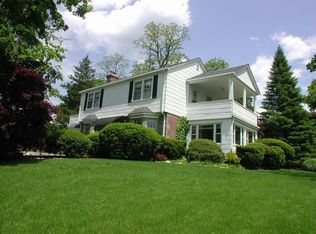 8 Falmouth Ln, Glen Head, NY 11545