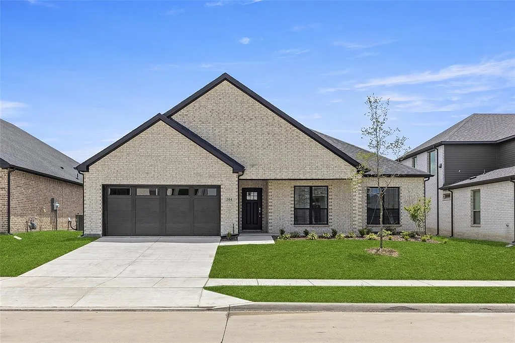 4 bed, 2.5 bath, 2900 sqft, $2,800 — Photo 1