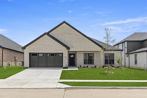 304 Community Dr Photo 1