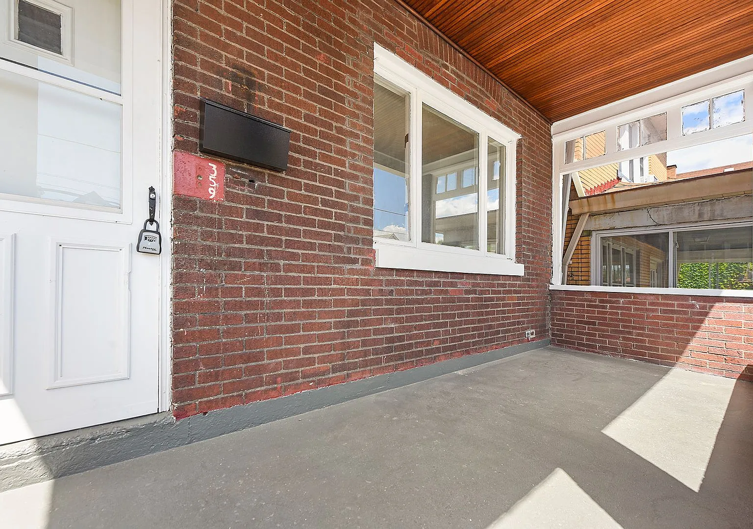 Remodeled 2 bedroom with backyard — Photo 2