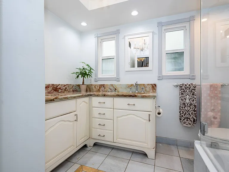 Alameda Way — Photo 16