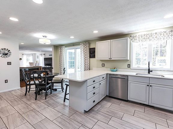 4th image of 11 Acorn Drive #1-11
