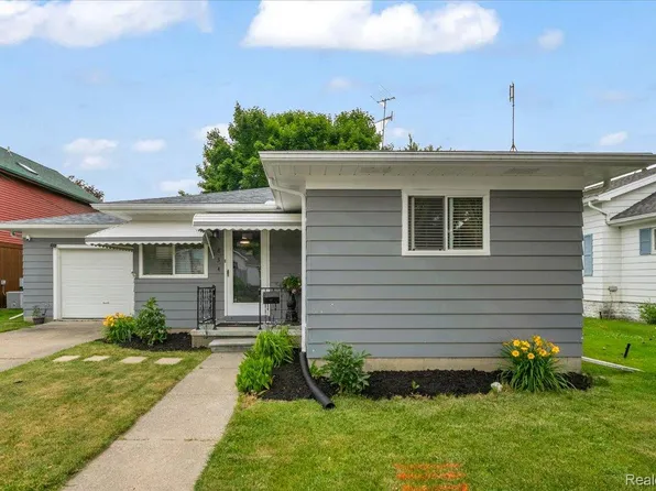 834 S Main St, Marine City, MI 48039
