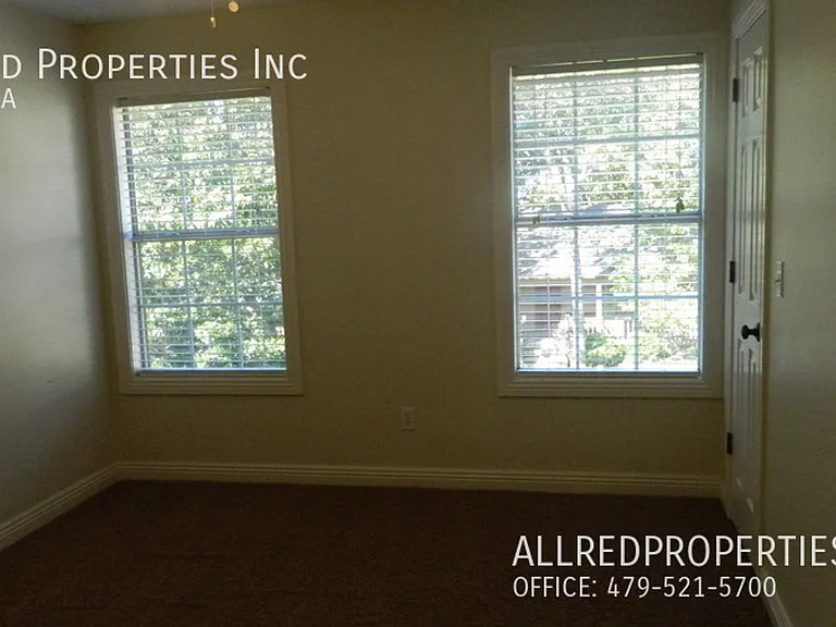 1823 W Berry St — Photo 10