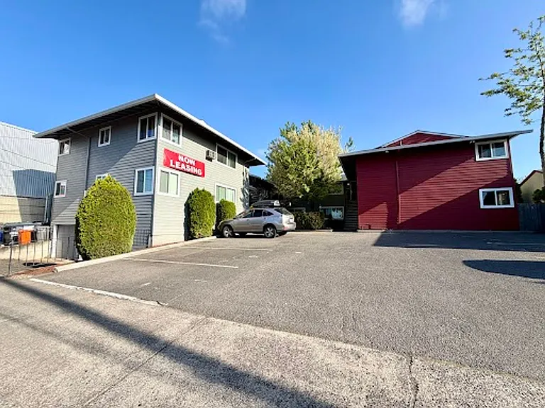 **Free First Month's Rent** Montavilla 2 Bedroom Main Floor Apartment W/ A/C And Off Street Parki... — Photo 2