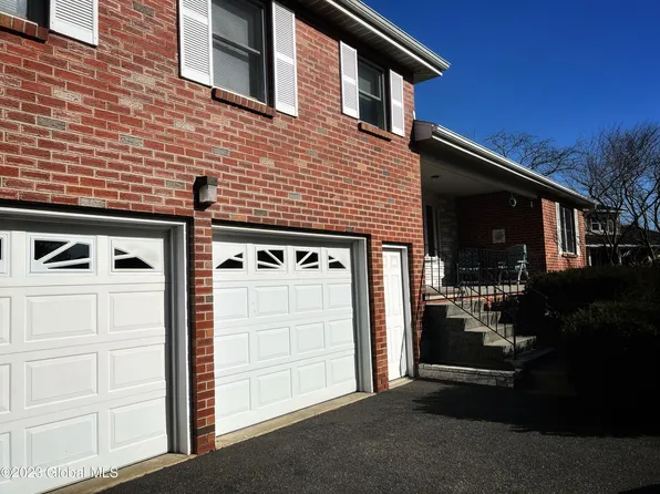 1 Raffaele Court, Albany, NY 12205