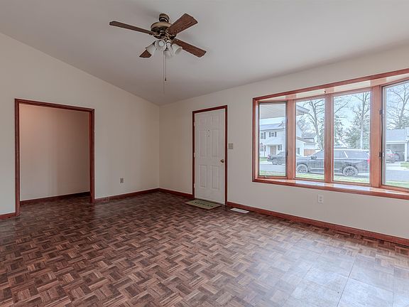3rd image of 213 Amhurst Rd N