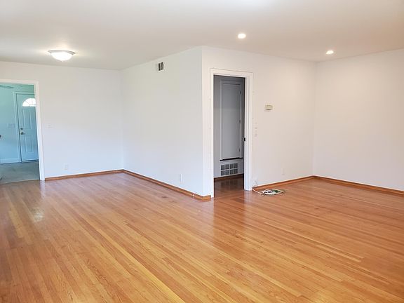 4th image of 121 E Creek Dr APT 3