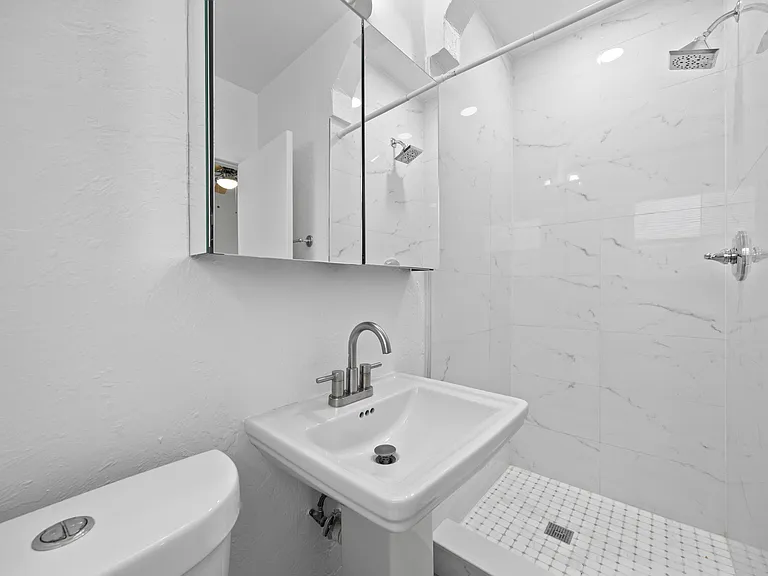 412 SE 16th St #3 — Photo 11