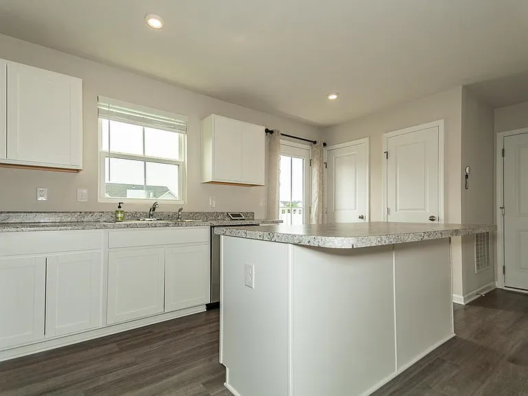 472 Roberta Dr — Photo 11