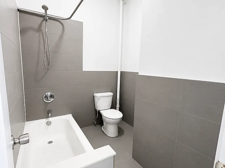 1136 Hancock St #3R — Photo 5