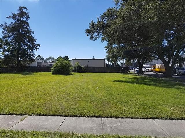 2nd image of 404 E Solidelle St