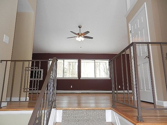 3rd image of 4 Meadowcrest Ct