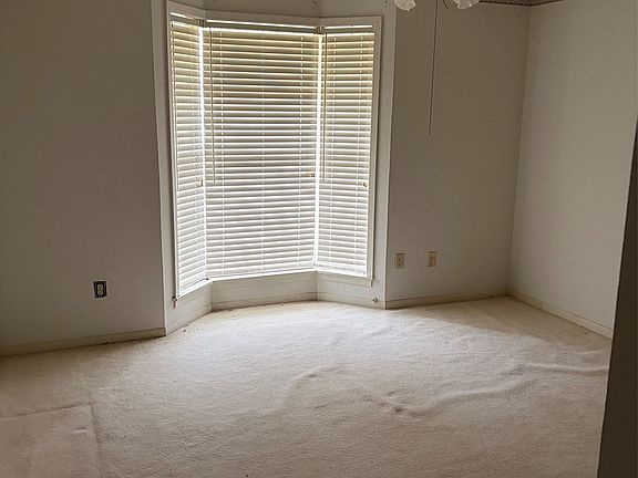 3rd image of 609 S Ross Ave