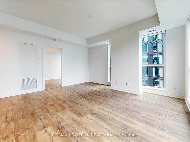 327 King St W #4105 — Photo 27