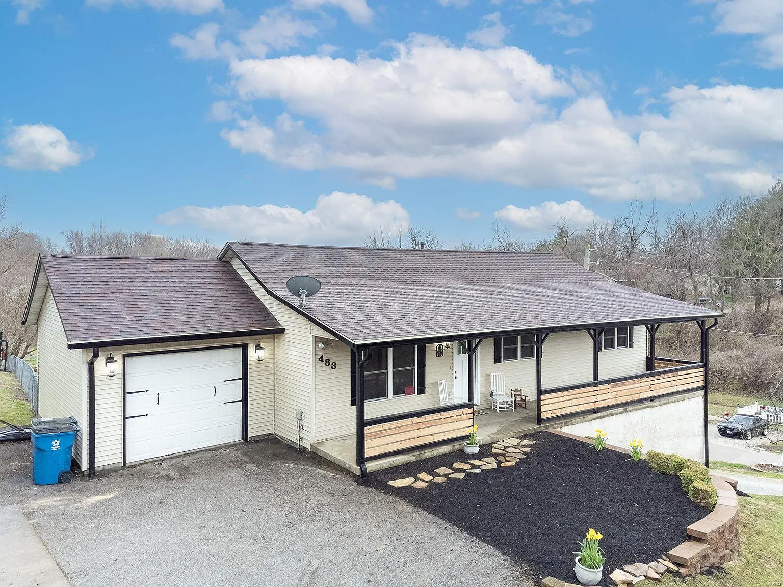 483 W Country Ln photo 1