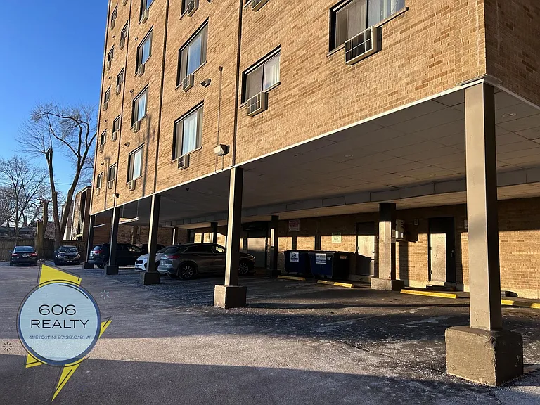 Kenilworth Tower - Heart of Oak Park! — Photo 15