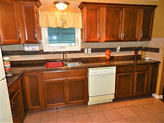 4th image of 705 Oleander Cir