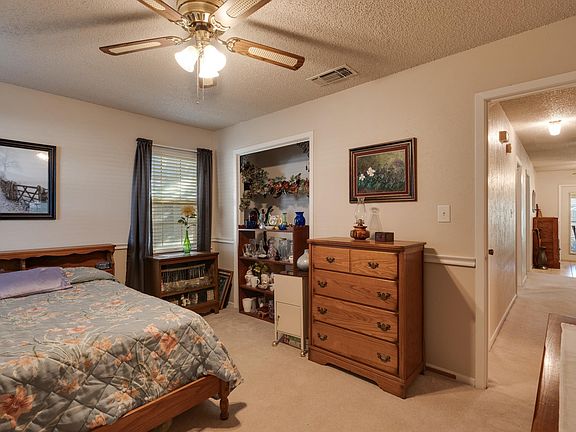 5th image of 902 Foley Ave