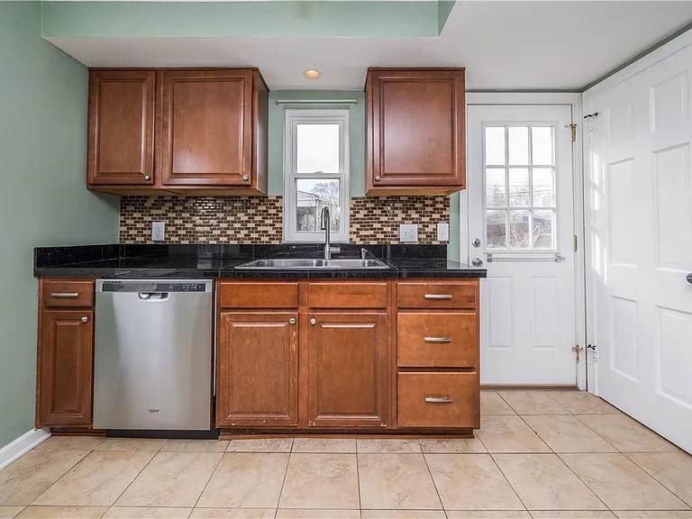 651 Royce Ave — Photo 9