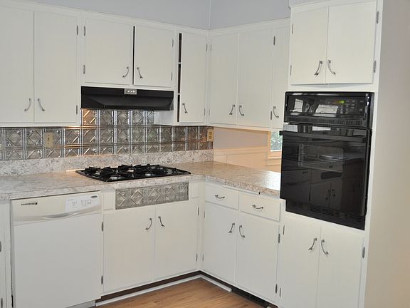4th image of 910 Saint Clair Ave