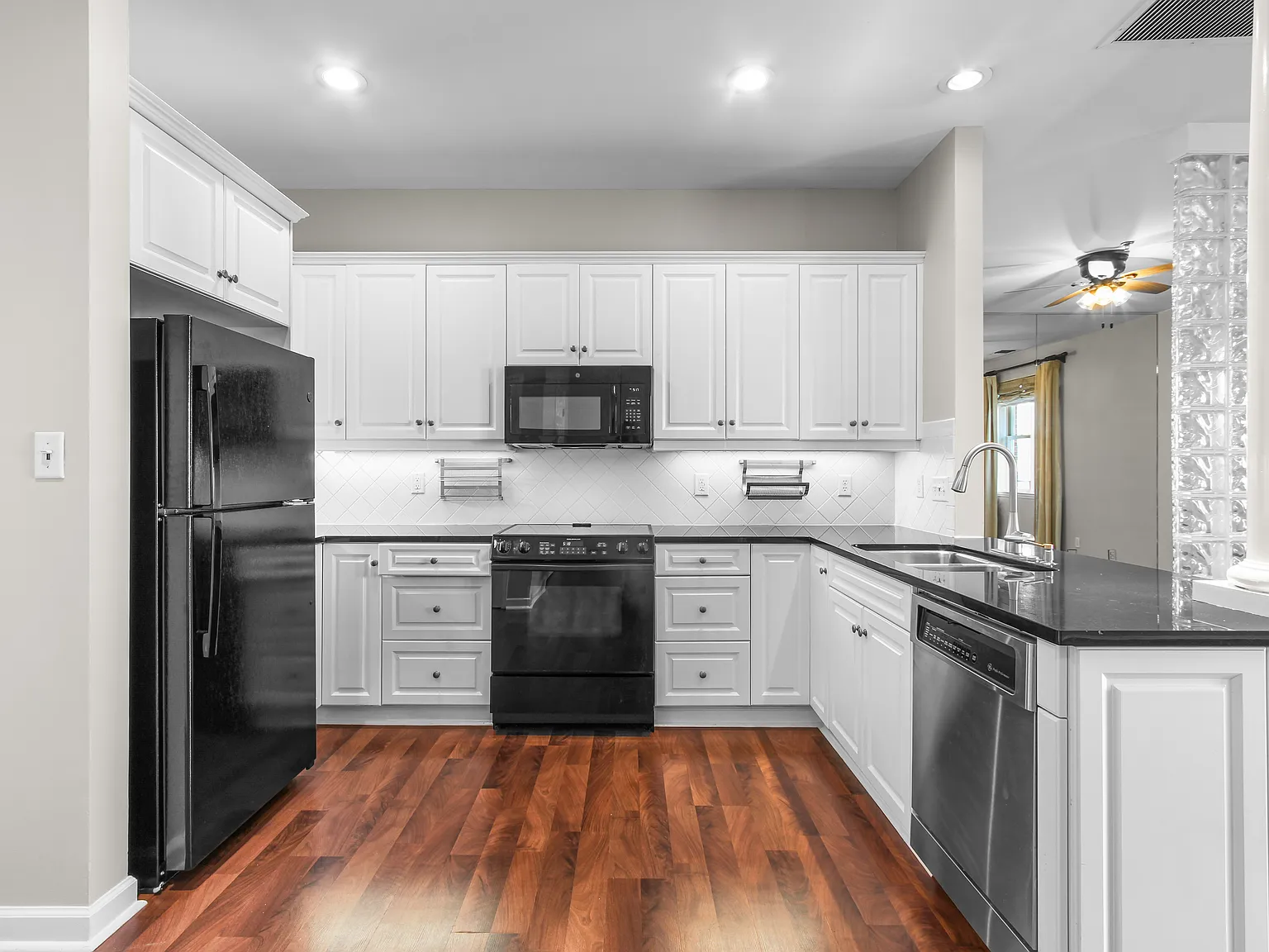 Studio, 750 sqft, $1,425 — Photo 4