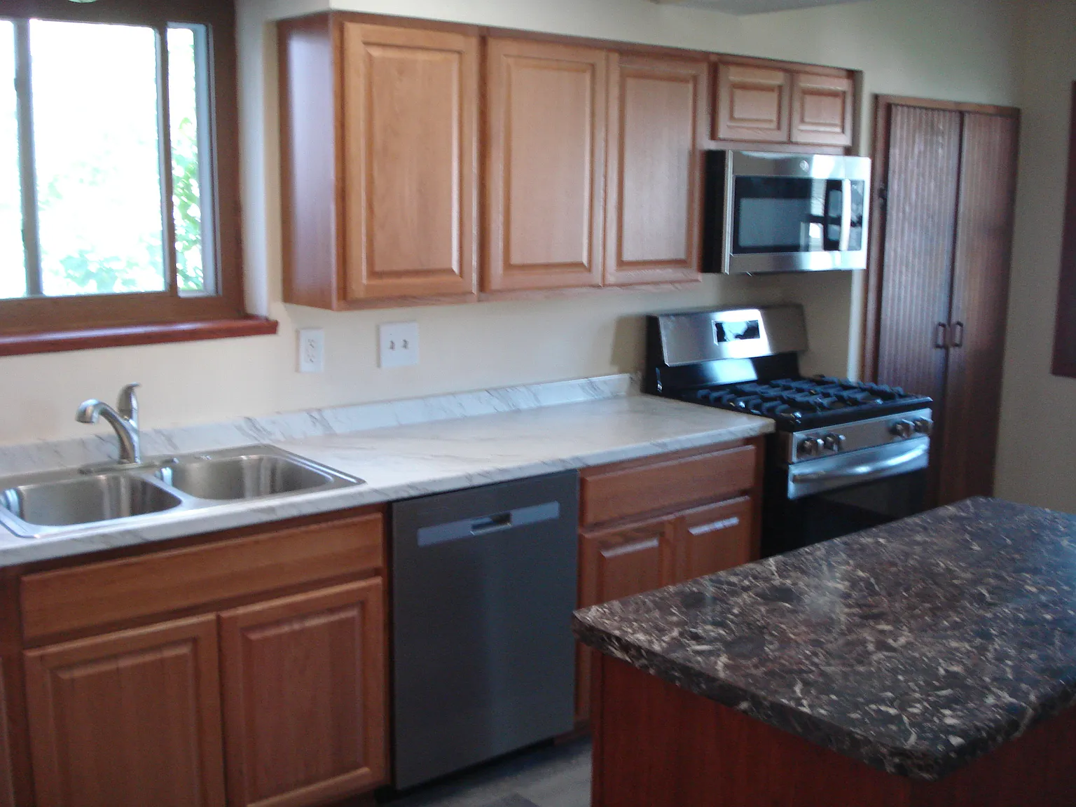 4 bed, 1900 sqft, $2,400 — Photo 3