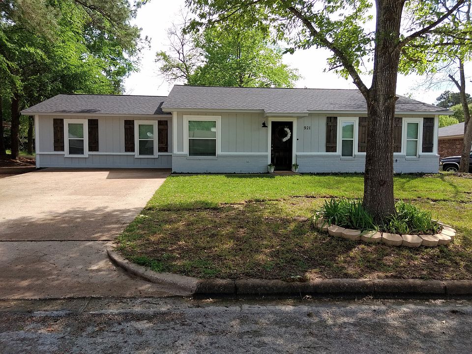 1st image of 921 Shumard Oak St
