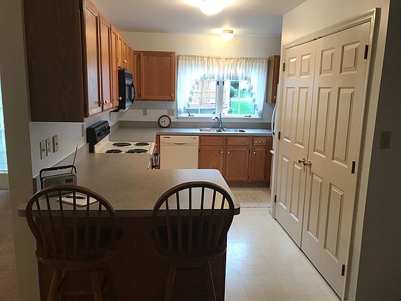 3rd image of 12 Manor Oaks Dr