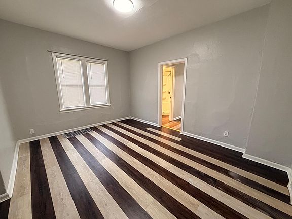 3rd image of 2905 Elm St