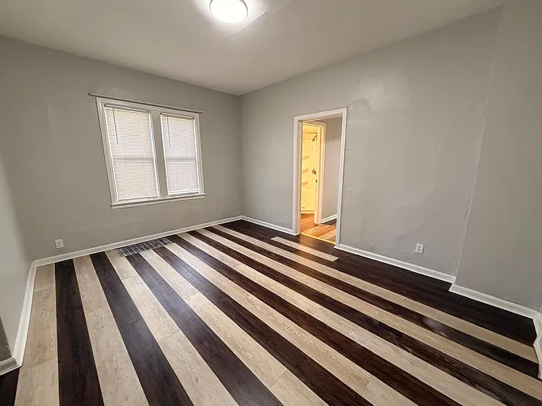 2905 Elm St — Photo 3