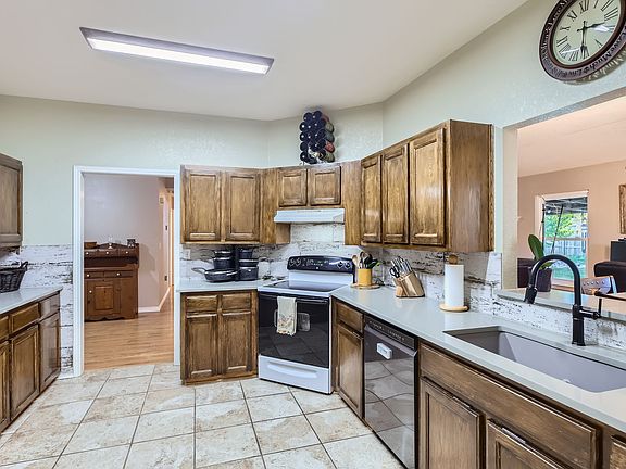 4th image of 121 Flora St