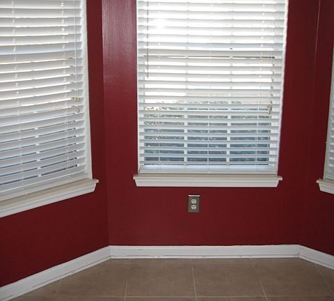 Eat-in kitchen w/ bay window