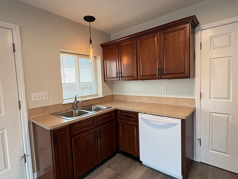 395 N Grove Ct — Photo 5