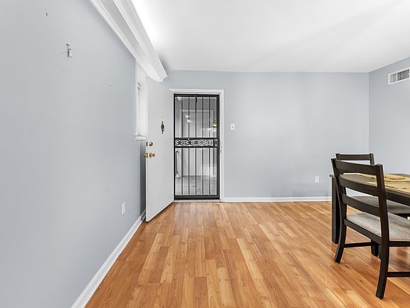 2nd image of 4400 Poplar Ave APT 28
