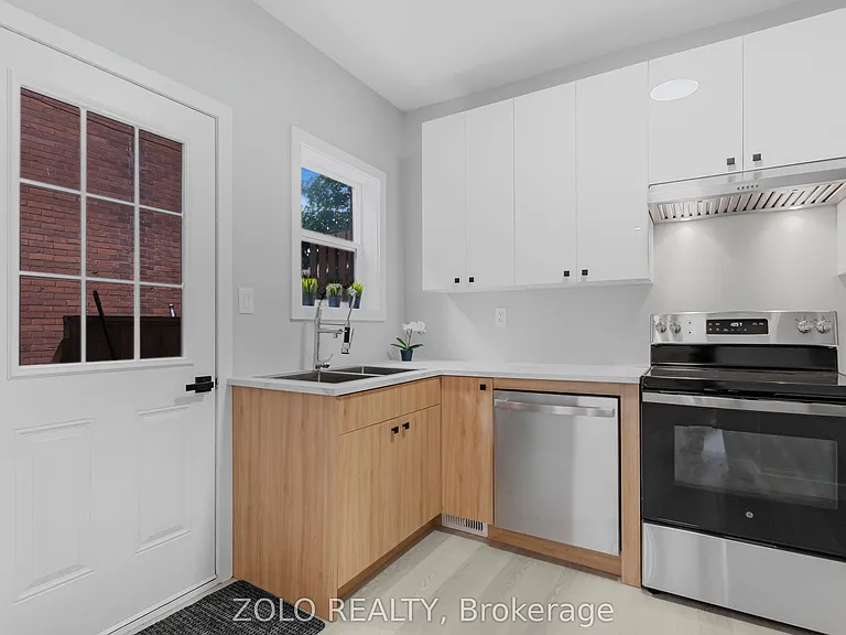 498 Charlotte St — Photo 6