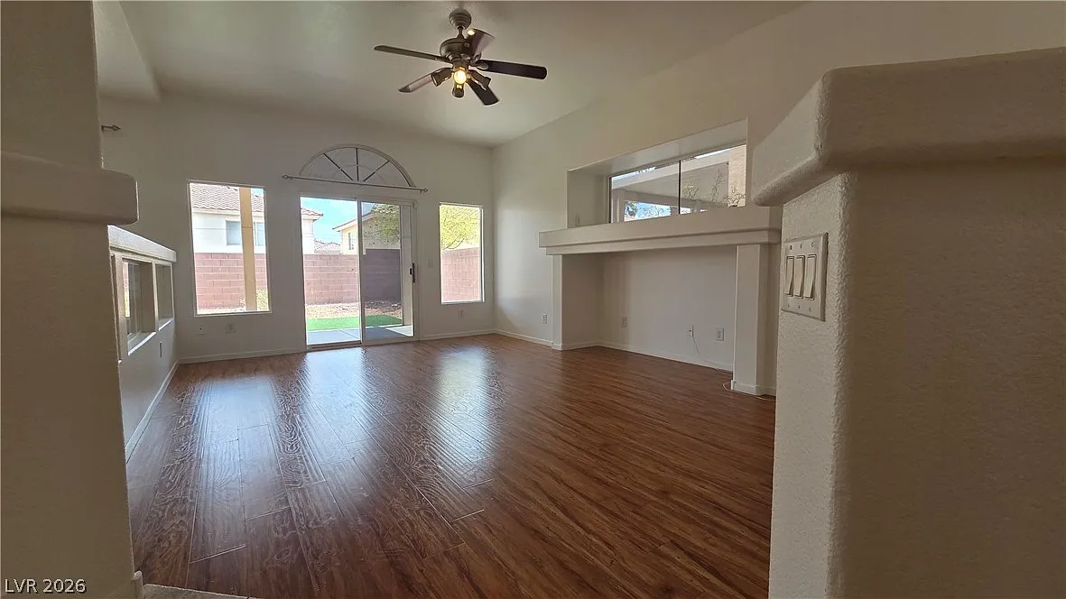 4 bed, 2.5 bath, 1972 sqft, $2,200 — Photo 3